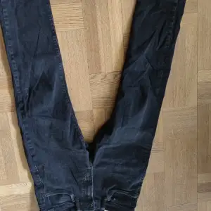 Regular svarta jeans storlek 30/32