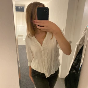 vit skjorta - en superskön skjorta, länge sen jag köpte, aldrig riktigt kommit till användning, storlek M, passar mig perfekt som oftast har S 