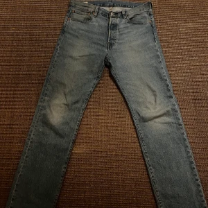 Levis 501 - W32 L32 Levis 501 ljusblåa Sjukt snygga, sparsamt använda
