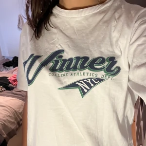 T-shirt med tryck - Snygg T-shirt med tryck:) kommer inte till användning och säljs därför❤️