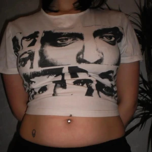 tröja med ansikten - skitsnygg tröja som tyvärr är för liten för mig. min flickvän på bilden har storlek S och håller in tröjan lite där bak. Tröjan är liten på mig som är en XL med stora byst.