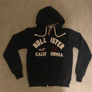 Hollister huvtröja  - Säljer min mörkblåa hollister tröja