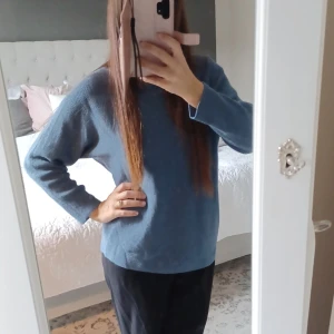 Stickad blå tröja - Såååååå skön och mjuk tröja!!!   95%polyester 5% ull  Varm och perfekt till hösten/ vintern ☂️🌧🌈☀️🧡❤💛