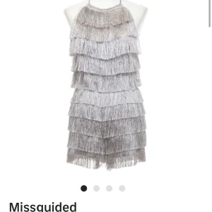 Volang klänning - Jätte fin volang klänning som tyvärr inte passar mig. Silvrig i färgen! 100kr +frakt💕💕 Varan är från Sellpy och är i storlek 36