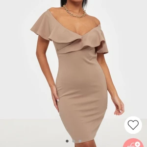 Beige klänning - Nelly - Beige klänning i storlek S från Nelly. Aldrig använd.
