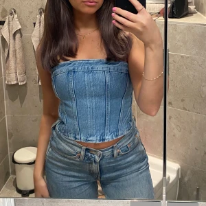 Denim korsett - Snygg korsett från zara! Använd några få gånger. 