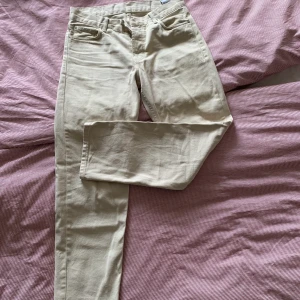 Sweet sktbs jeans - Ett par beige Sweet sktbs jeans från junkjard, i moddelen sweet loose. 