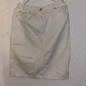 Kjol, jeans.  - Jeanskjol vit från cappuccino. Fin krämvit.