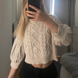 STICKAD TRÖJA NA-KD  - Stickad beige jättefin topp. Köpt på NA-KD, reborn kollektion. Storlek xs. Använd fåtal gånger. Säljer för 80 kr + frakt🧸💕💞