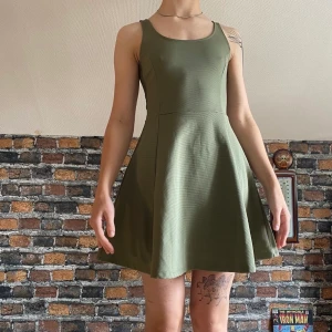 Grön klänning - En fin klänning från h&m. I fint skick. För fler bilder eller mått kontakta mig! Frakt sker via PostNord spårbart 51 kr 🌿✨