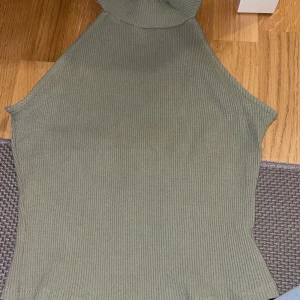 Grön topp  - Fin grön topp aldrig använt passar till allt 