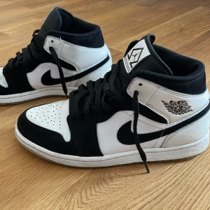 Jordan 1 Diamond Shorts Mid - Säljer mina jordan 1 Diamond Shirts Mid. Köptes i mitten av April 2022. Skicket är relativt hyfsat. Pris kan diskuteras.