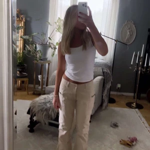 Midrise cargobyxor  - Supersnygga beige cargobyxor!! (alla bilder lånade) De finns tre st i storlek 38, på bilden är det storlek 36. På mig som är 160 är byxorna i 36 för långa. Hör av dig vid funderingar eller intresse💞