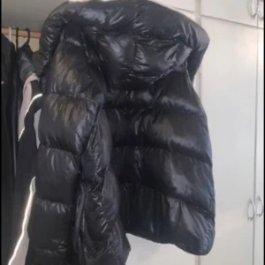 Everest  - Säljer min everest jacka! Använd fåtal gånger förra vintern och köpt på stadium!  Priset kan diskuteras!  Storlek L