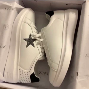 Jättesnygga sneakers - Jättefina sneakers som är väldigt Stockholmsstil enligt mig, jättesnygga och säljer till ett väldigt billigt pris❤️