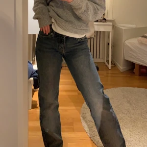 Weekday arrow jeans!! - Säljer mina älskade arrow jeans då dom tyvärr blivit för små, de är använda men extremt bra skick!! Använda inte köp nu knappen. Kan skicka fler bilder eller svara på ytterligare frågor!!🫶🏽🫶🏽