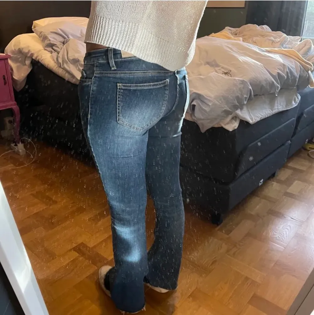 Säljer dessa supersnygga jeansen som tyvärr inte kommer till användning längre💕Bilderna är från förra ägaren!. Jeans & Byxor.