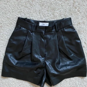 Skinn shorts  - Skinn short från mango, aldrig använda, många intresserade, köp direkt 200 kr inkl frakt💘