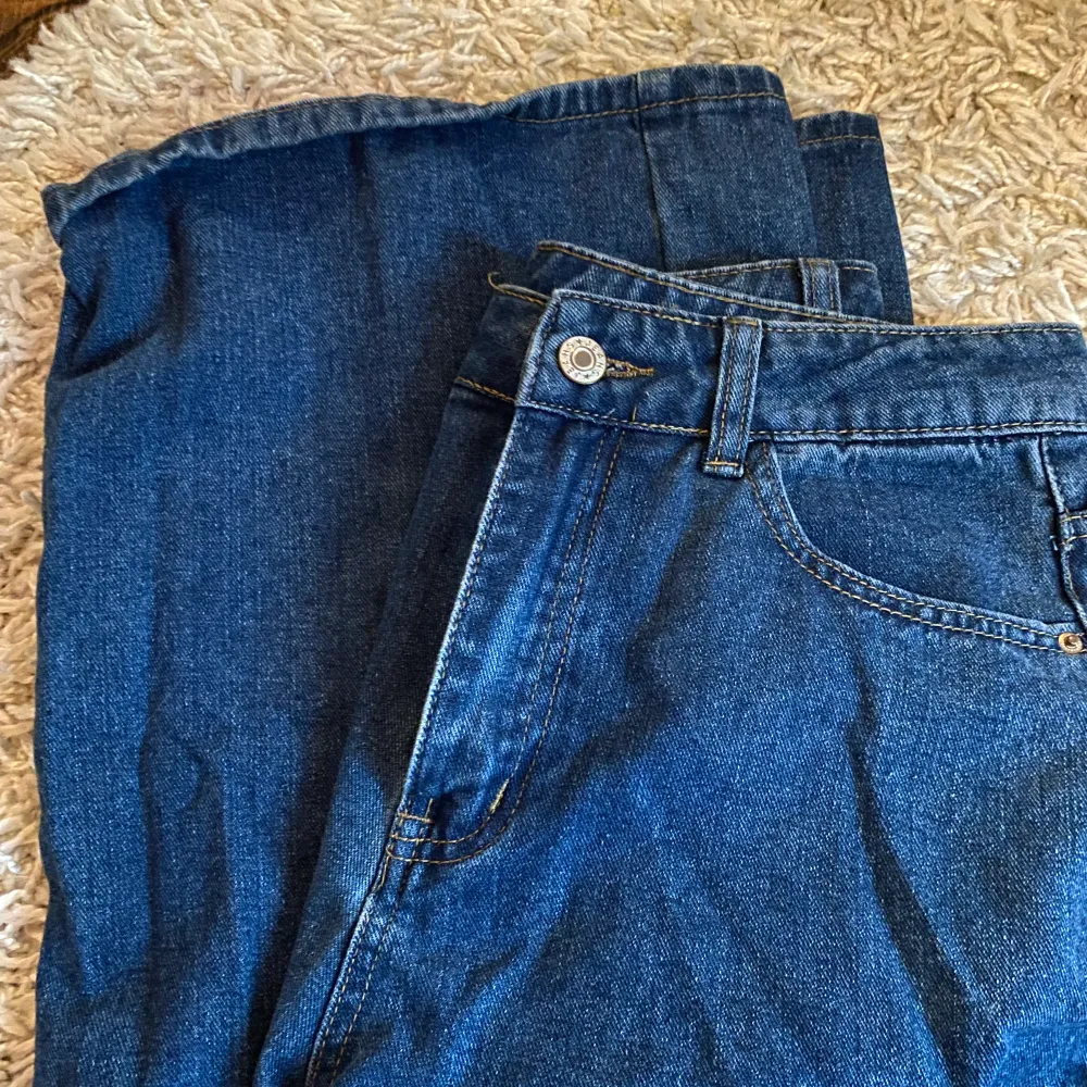 Mörk blå jeans! Skitsnygga! Används inte längre. Frakten betalas av den som köper🫶. Jeans & Byxor.