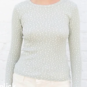 långärmad - stretchig långärmad tröja från brandy melville 💓 samma som på första bilden fast utan knappar, andra bilden är min :) slutsåld överallt