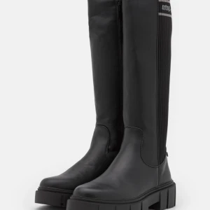 Svarta stövlar  - Säljer mina otroligt snygga stövlar/boots från mtng ”MARS” platåstövlar i svart. Går både att klä upp och klä ner en outfit och passar till allting.🥰 Fåtal gånger använda därav i princip i nyskick. Köpta från zalando men numera slutsålda💙