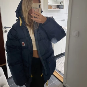  fjällräven jacka - Säljer min fjällräven jacka. Alla bilder är min egna. Köp direkt för 4500kr. Jackan är som ny. Inga hål, de vita stoppet vid snöret är borta på ens snöret. Hör av er om ni har frågor 💞buda privat💞