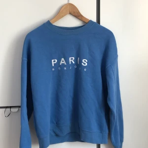 hoddie💋 - Tröjan är köpt i dubai i vintras , som blivit lite för liten för mig under sommarn, den är skön och perfekt till höst, tröjan har jag haft på mig runt fem gånger, alltså nästan som ny💕