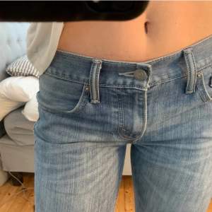 Lågmidjade levis jeans i modellen 511. Storlek W29 L32, passar mig som har S, långa på mig som är 162. Mått: midja: 39cm rakt över. Innerbenslängd 78cm. 