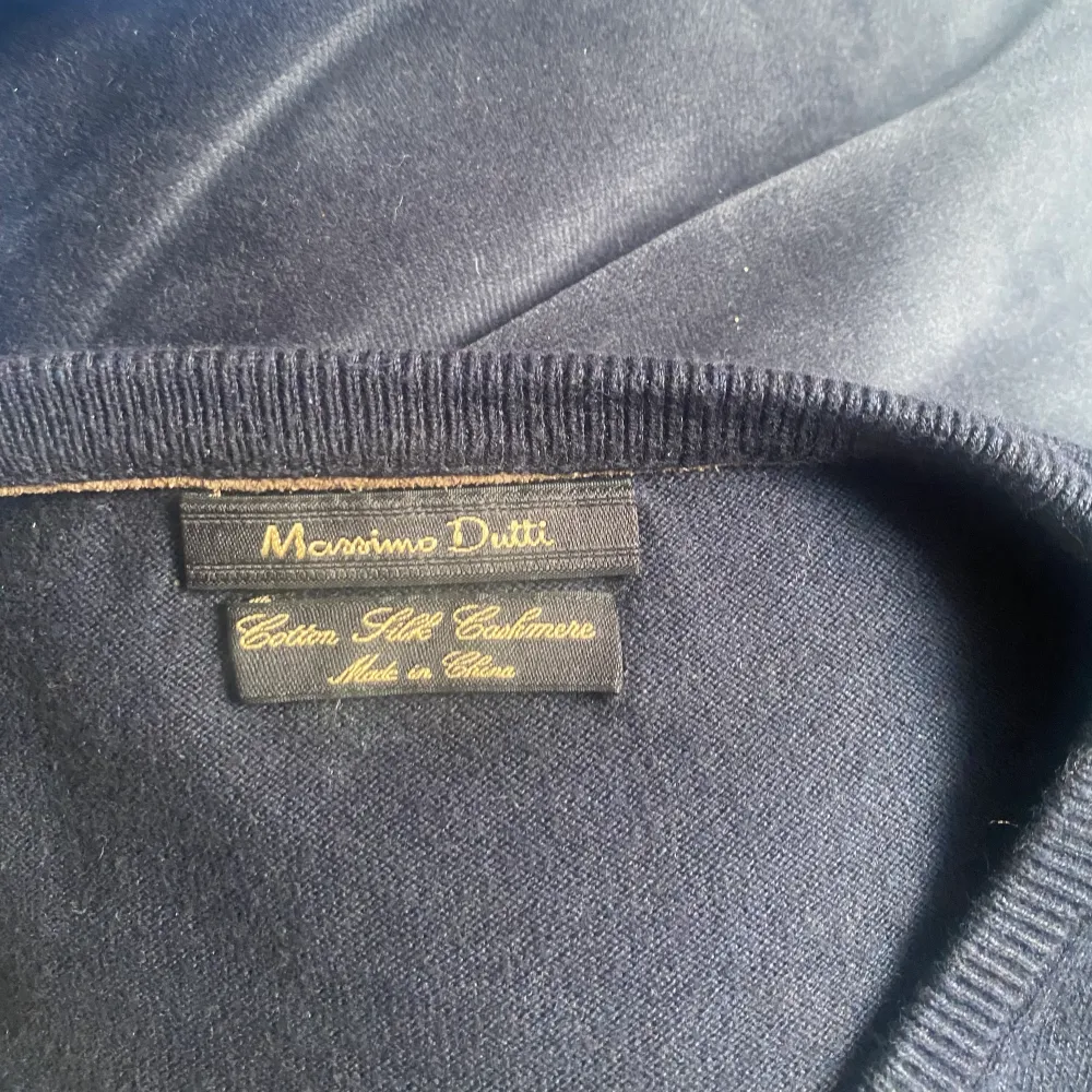 Tja! Säljer min skit snygga tröja från Massimo dutti som är sparsamt använd! Det stor storlek L i tröjan men passar medium! Material: blandning av bomull, Kashmir och silke! Nypris runt 799kr! Hör av er vid frågor och funderingar!. Tröjor & Koftor.