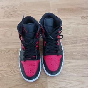 Air jordan  - Air jordan 1 mid-höga sneakers-gym red/black, sparsamt använda.