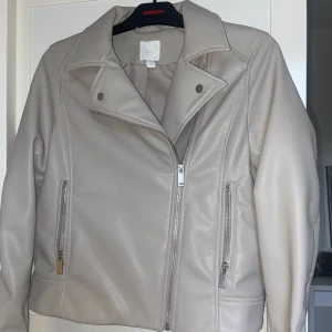 Skinnjacka  - Säljer nu min skinnjacka från hm köpt för 400 kronor och använt den 1-2 gånger, den är för stor för mig, de bara skriva till mig om du är intresserad, är alltid aktiv