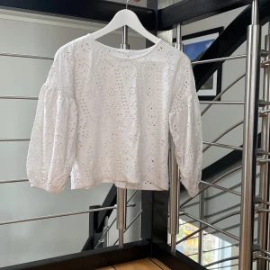 Vit broderad blus  - Super gullig blus 