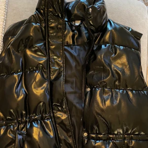 Lackväst  - Lackväst ifrån h&m i storlek S till salu då den ej kommer till användning perfekt till hösten! , endast använd 1 gång. 