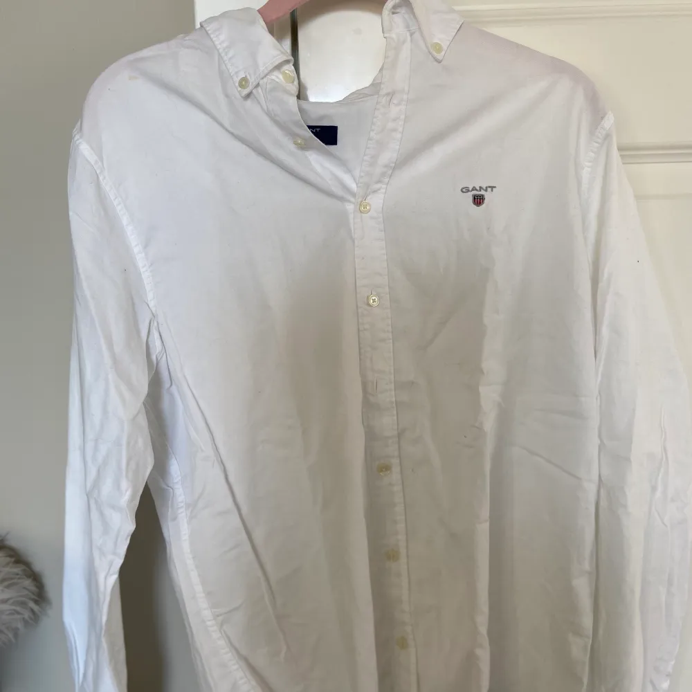 Vit gant skjorta Storlek: 170 cm, 15 år En vit gant skjorta med knappar. Skjortor.
