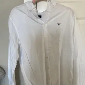 Vit gant skjorta Storlek: 170 cm, 15 år En vit gant skjorta med knappar