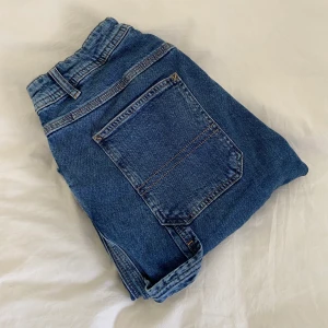 Blå cargojeans - Säljer dessa superfina hm cargojeans!!! Sparsamt använda och i nyskick. Storlek 164. Midjemått: 70 cm Innerbensmått: 70 cm🥳