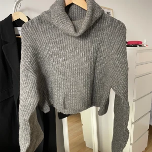 Croppad polotröja - Grå croppad polotröja från Monki i storlek S. Vida ärmar och supermjuk! Använd enstaka gånger, är som ny ❤️