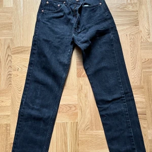 Levis 505 - Levis 505 storlek 32/32 i snygg svart tvätt.  Skickas spårbart med PostNord 