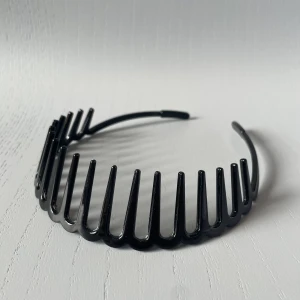 Zig-zag diadem - Diadem/hårband som skapar en zigzag-effekt! Aldrig använt, köpt på glitter för två år sedan