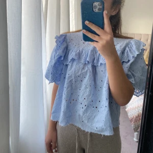 Topp blus hm - Säljer min fina topp som är ursprungligen en klänning som jag klippte av till den topp! Köpte för runt 400kr och den är en gammal modell men knappt använd! Mitt pris 250kr Tyck inte på köp direkt!