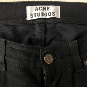Svarta jeans från ACNE i modell ROC och färgen Cash. Storleken 34/32 och skicket är mycket fint då de är sparsamt använda. 