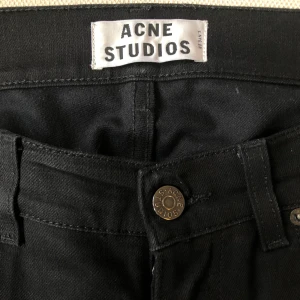 ACNE STUDIOS svarta jeans 34/32 - Svarta jeans från ACNE i modell ROC och färgen Cash. Storleken 34/32 och skicket är mycket fint då de är sparsamt använda. 