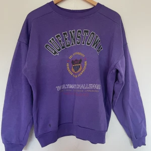 Lila tjocktröja  - Fin lila tjocktröja! Köpt secondhand för längesen och kommer inte till användning längre 