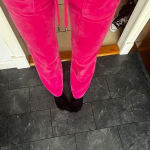 Juicy couture  - Juicy couture byxor💕 säljer dem eftersom jag inte använder de så mycket. Köpta på plick men de är äkta och nyskick💕skriv privat för fler bilder. Passar xxs-s tror jag. Lägger ut igen eftersom det blev fel förra gången 