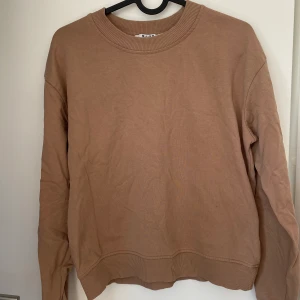 Beige/ brun sweatshirt  - Beige/ brun tröja från nakd, sparsamt använd!