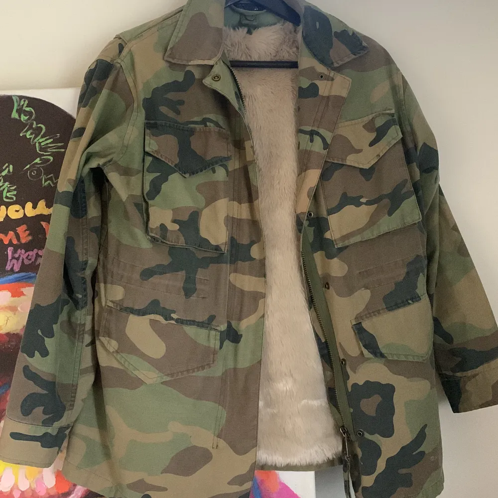 Oversize militär jacka från topshop, jackan har en fodrad väst som är avtagbar! . Jackor.