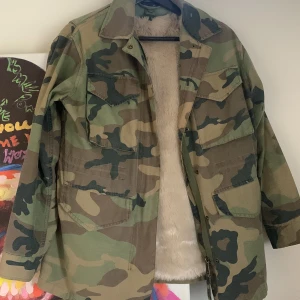 Militär Jacka - Oversize militär jacka från topshop, jackan har en fodrad väst som är avtagbar! 