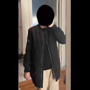 Bomberjacka  - Svart bomberjacka. Använts några gånger.