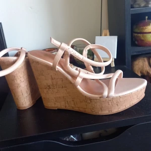 Kilklackar storlek 39 - Snygga kilklackar aldrig använda.