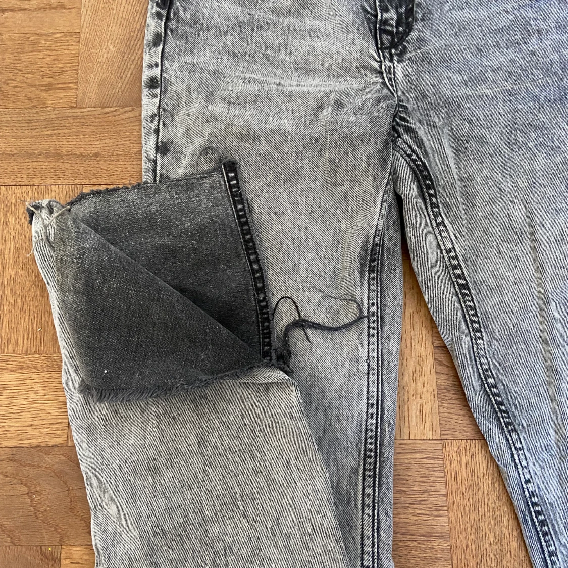 Gråa jeans